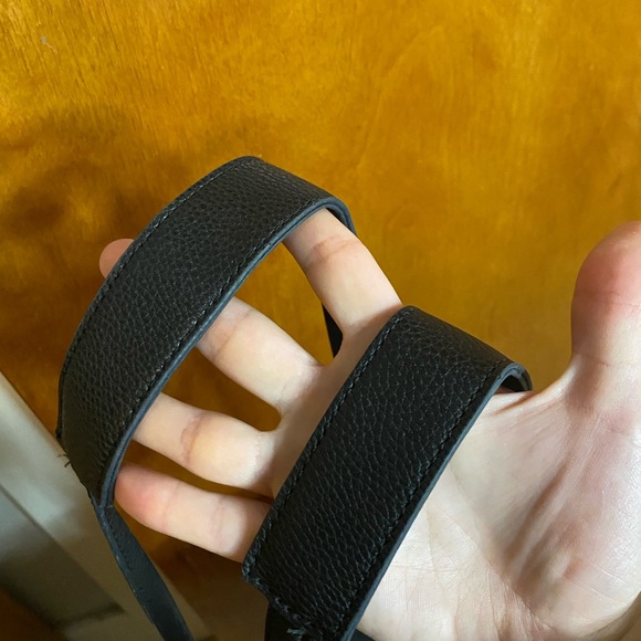 👀 4/$10 Black laser cut geometric design faux leather tote - Picture 3 of 10